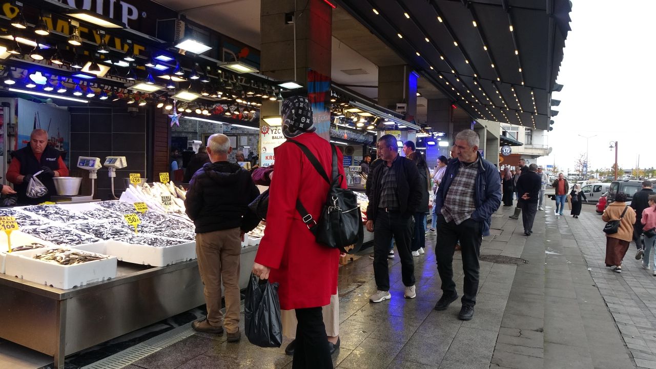 Karadeniz'de hamsi bereketi: Tezgahlar doldu kilosu 50 TL'ye düştü! 2