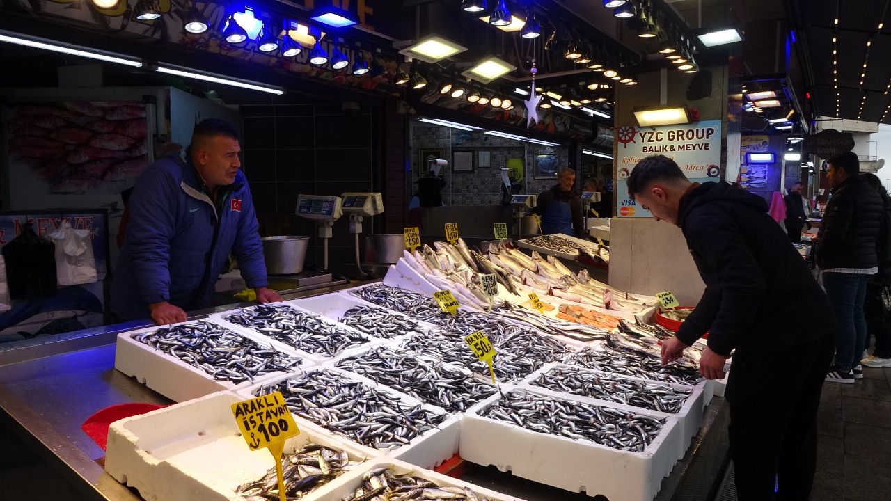 Karadeniz'de hamsi bereketi: Tezgahlar doldu kilosu 50 TL'ye düştü! 3