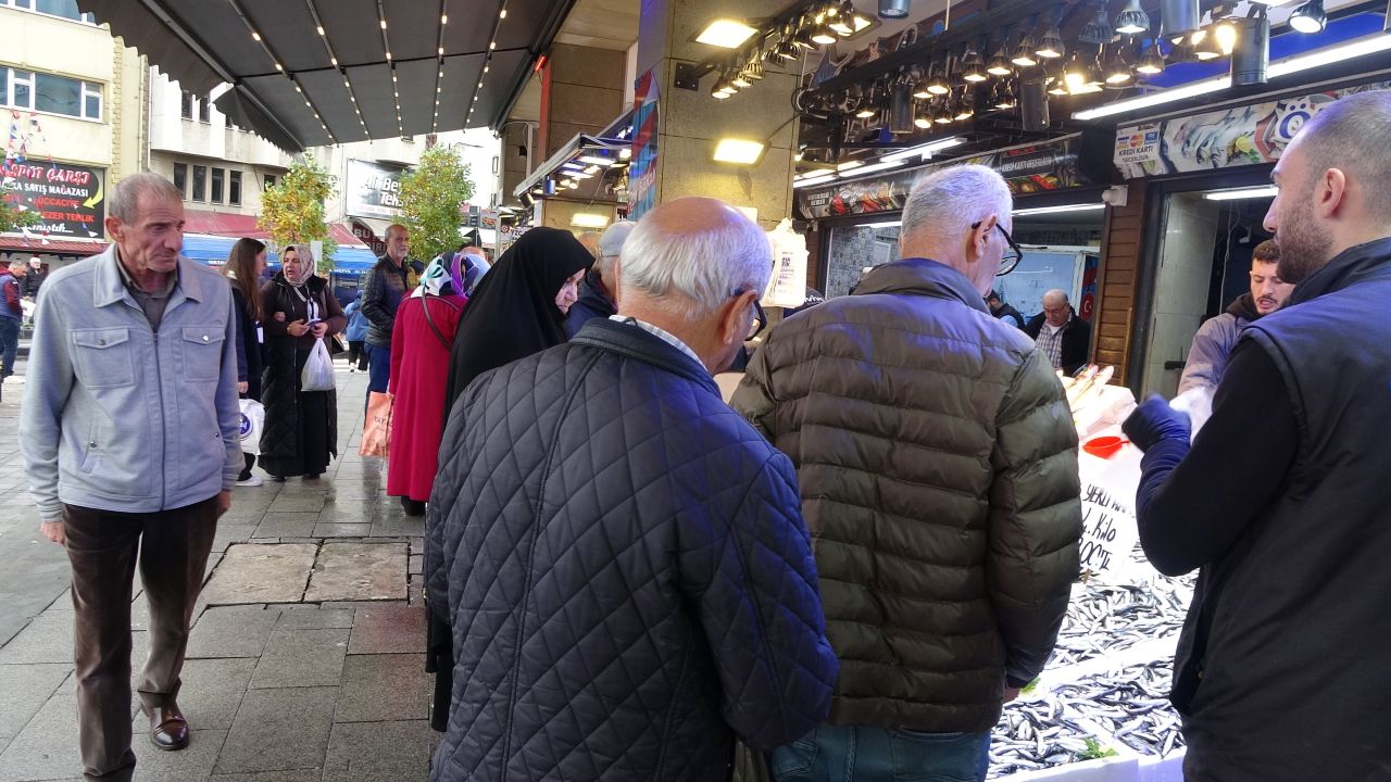 Karadeniz'de hamsi bereketi: Tezgahlar doldu kilosu 50 TL'ye düştü! 4