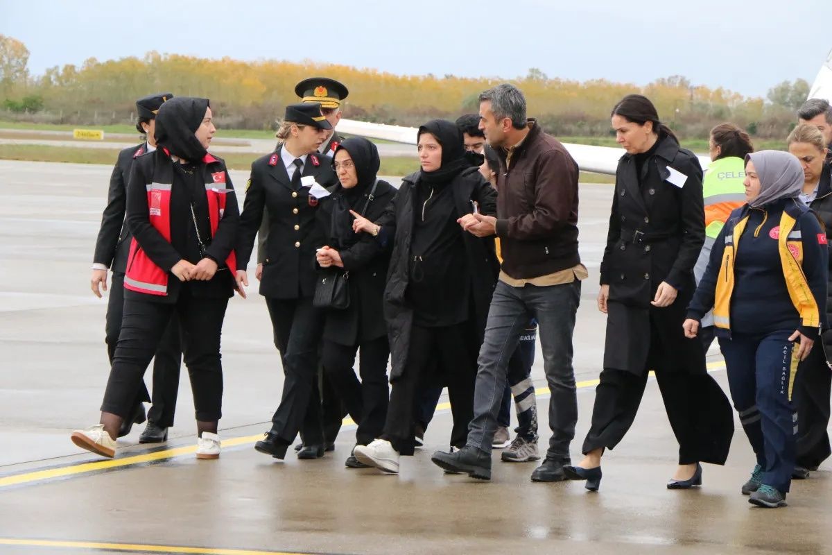 Hamile eşi doğumu bekliyordu… Şehit Emre Altıok’u kız kardeşi ağabeyinin cenazesini onun kepini takarak asker selamıyla karşıladı 6