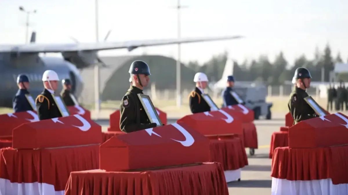 Hamile eşi doğumu bekliyordu… Şehit Emre Altıok’u kız kardeşi ağabeyinin cenazesini onun kepini takarak asker selamıyla karşıladı 4