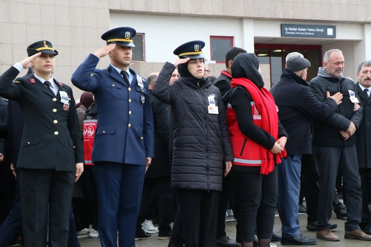 Hamile eşi doğumu bekliyordu… Şehit Emre Altıok’u kız kardeşi ağabeyinin cenazesini onun kepini takarak asker selamıyla karşıladı 2