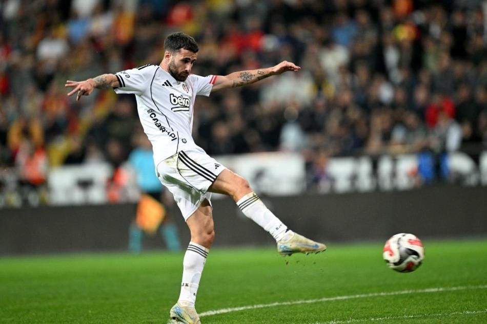 "Rafa Silva Beşiktaş'ı küçümsüyor! Bu hareketleri Galatasaray'da yapabilir misin?" Canlı yayında şok sözler! 9
