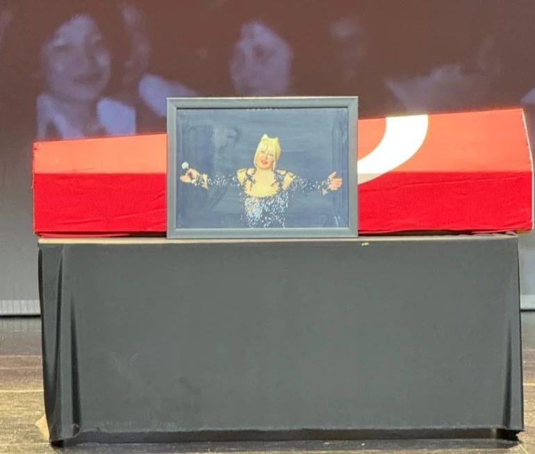 Muazzez Abacı’ya hüzünlü veda: AKM’de gözyaşları sel oldu! Torununun duygusal sözleri töreni sarstı: Bana her akşam meyve tabağı yapar, çorap giymemi söylerdi! 1