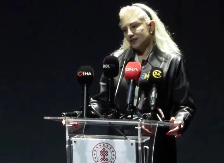 Muazzez Abacı’ya hüzünlü veda: AKM’de gözyaşları sel oldu! Torununun duygusal sözleri töreni sarstı: Bana her akşam meyve tabağı yapar, çorap giymemi söylerdi! 7