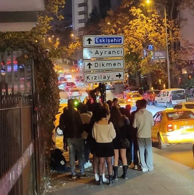 Ankara Büyükşehir Belediyesi’nden ilginç önlem: Viral olan Kızılay tabelasının etrafına dikenli tel çekildi! 2
