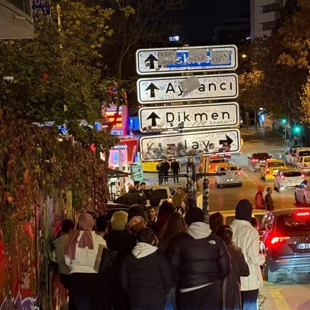 Ankara Büyükşehir Belediyesi’nden ilginç önlem: Viral olan Kızılay tabelasının etrafına dikenli tel çekildi! 3