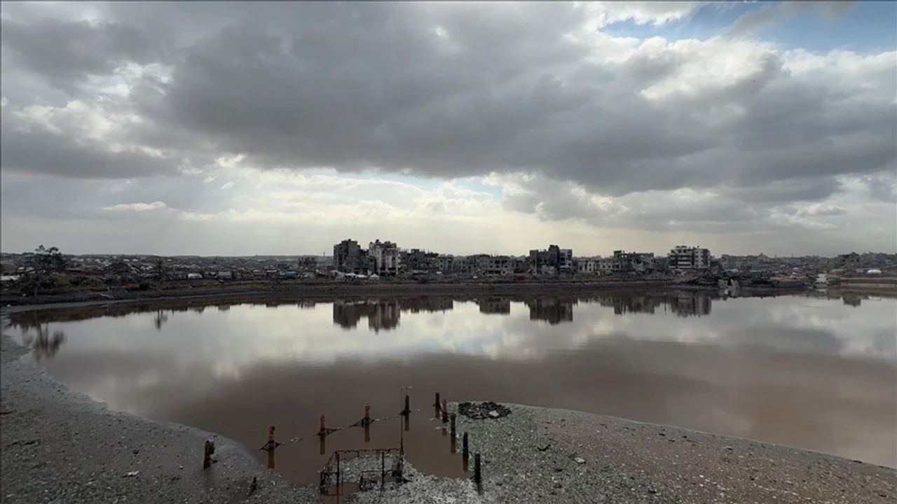 Gazze’yi bu kez sel vurdu! Şiddetli yağış çadırları su altında bıraktı: Lağım suları, hastalık riski ve ‘saatli bomba’ uyarısı... 4