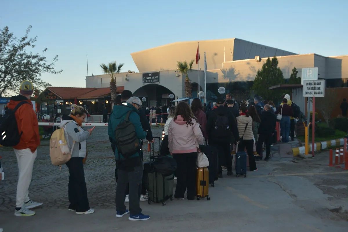 Midilli’de Türk turist çifte şok: Sigara yüzünde nezarette soğukta bırakıldılar, yemek verilmedi! 1