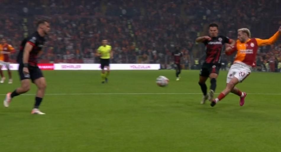Galatasaray'ın lehine bir penaltı bir de kırmızı kart verilmemiş! Trio ekibi açıkladı: Bu kadarına da pes! 12