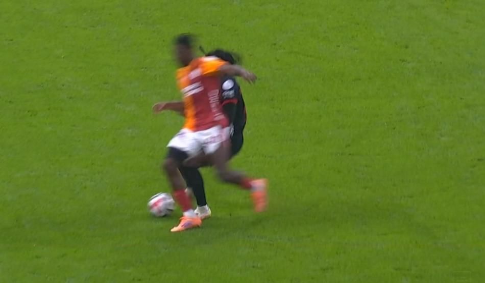 Galatasaray'ın lehine bir penaltı bir de kırmızı kart verilmemiş! Trio ekibi açıkladı: Bu kadarına da pes! 4