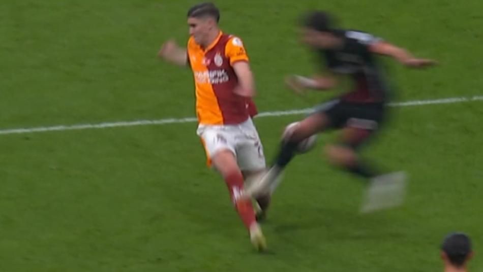 Galatasaray'ın lehine bir penaltı bir de kırmızı kart verilmemiş! Trio ekibi açıkladı: Bu kadarına da pes! 15