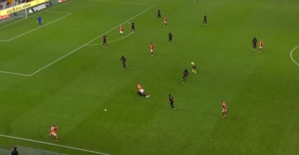 Galatasaray'ın lehine bir penaltı bir de kırmızı kart verilmemiş! Trio ekibi açıkladı: Bu kadarına da pes! 14