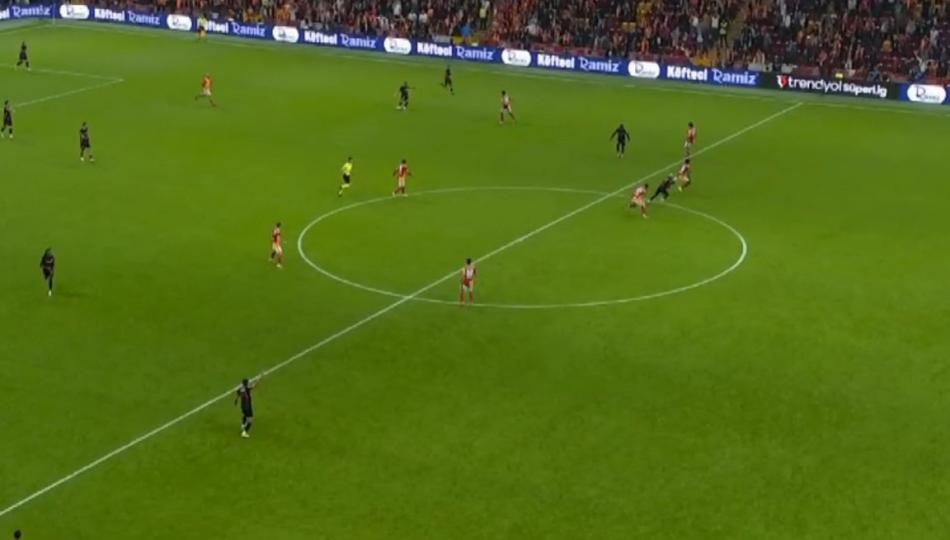 Galatasaray'ın lehine bir penaltı bir de kırmızı kart verilmemiş! Trio ekibi açıkladı: Bu kadarına da pes! 17