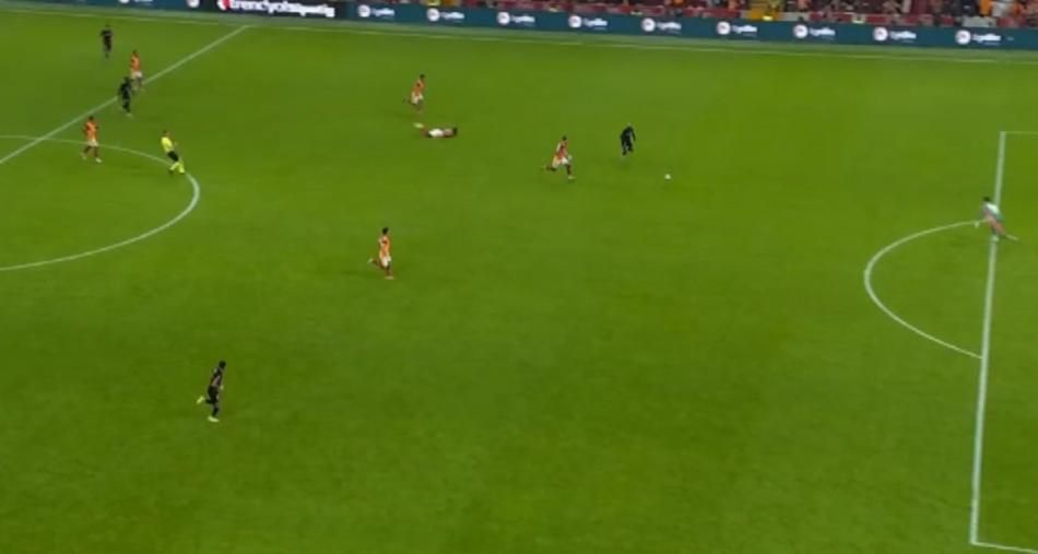 Galatasaray'ın lehine bir penaltı bir de kırmızı kart verilmemiş! Trio ekibi açıkladı: Bu kadarına da pes! 18