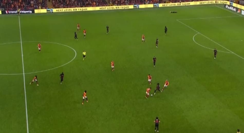 Galatasaray'ın lehine bir penaltı bir de kırmızı kart verilmemiş! Trio ekibi açıkladı: Bu kadarına da pes! 9