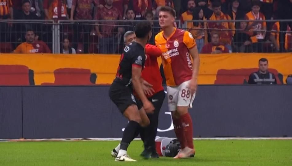 Galatasaray'ın lehine bir penaltı bir de kırmızı kart verilmemiş! Trio ekibi açıkladı: Bu kadarına da pes! 8