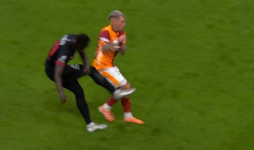 Galatasaray'ın lehine bir penaltı bir de kırmızı kart verilmemiş! Trio ekibi açıkladı: Bu kadarına da pes! 6