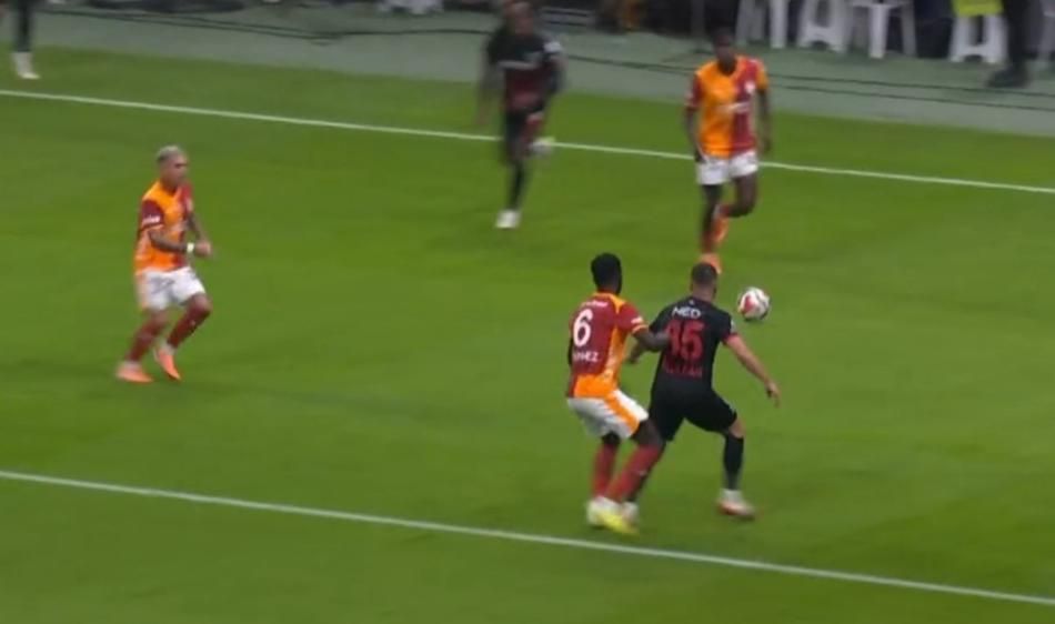 Galatasaray'ın lehine bir penaltı bir de kırmızı kart verilmemiş! Trio ekibi açıkladı: Bu kadarına da pes! 2