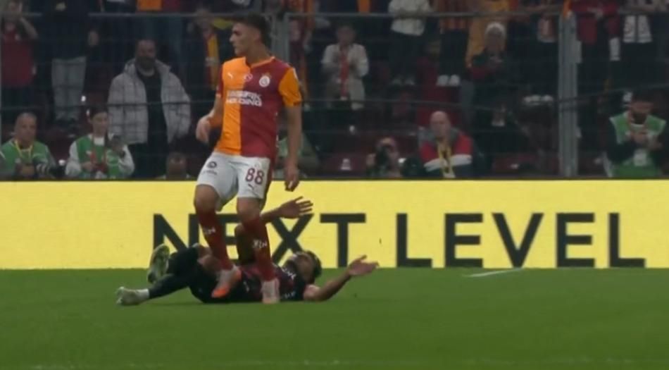 Galatasaray'ın lehine bir penaltı bir de kırmızı kart verilmemiş! Trio ekibi açıkladı: Bu kadarına da pes! 13