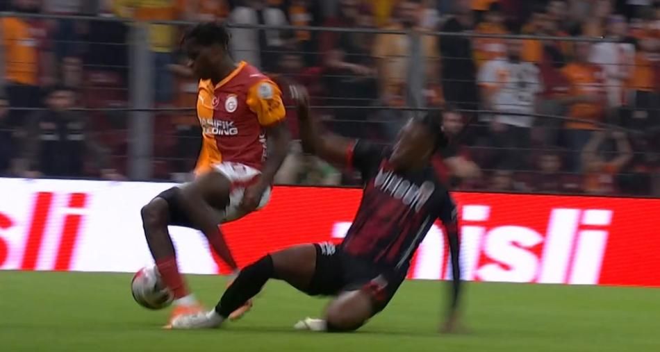 Galatasaray'ın lehine bir penaltı bir de kırmızı kart verilmemiş! Trio ekibi açıkladı: Bu kadarına da pes! 3