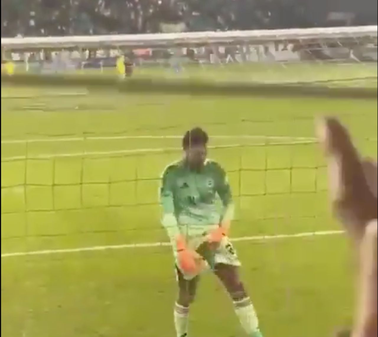 Ederson'dan Rizespor tribünlerine iğrenç hareket! Ceza alırsa Galatasaray derbisinde oynayamayacak 5