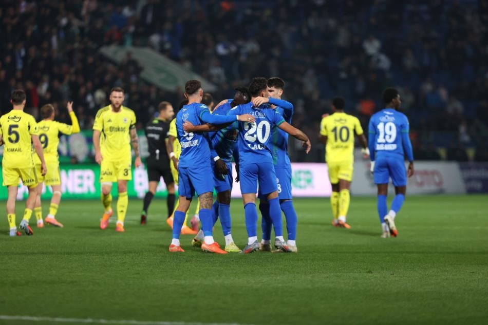 Çaykur Rizespor - Fenerbahçe maçındaki hakem hatasını canlı yayında açıkladılar! Maçın kaderini değiştiren karar 3