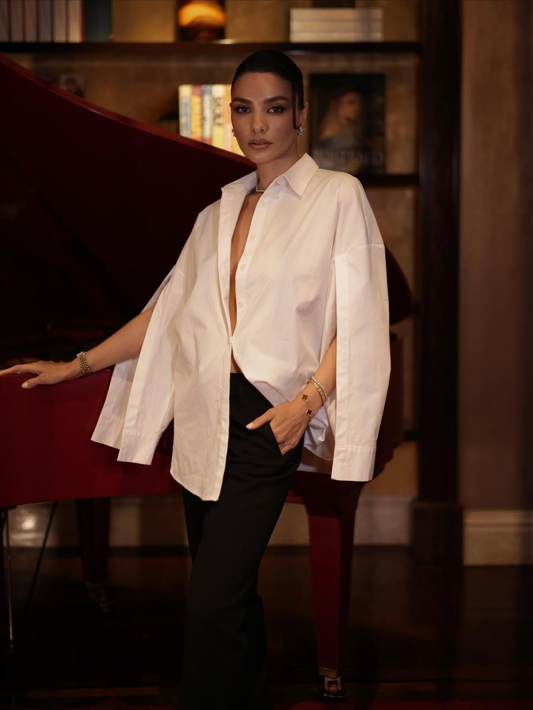 Hazal Filiz Küçükköse gizemli erkek arkadaşıyla gecelerde yakalandı! 3