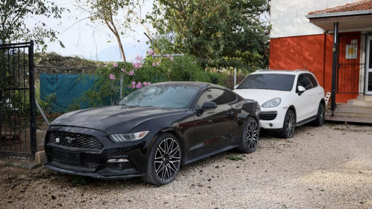Lamborghini, Porsche, Ferrari! Milyonluk araçlar çürümeye terk edildi 3