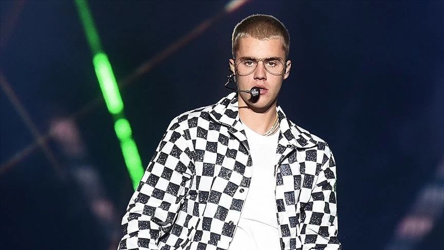 Ünlü şarkıcıdan şoke eden hareket! Justin Bieber golf sahasında çalılara işedi 2