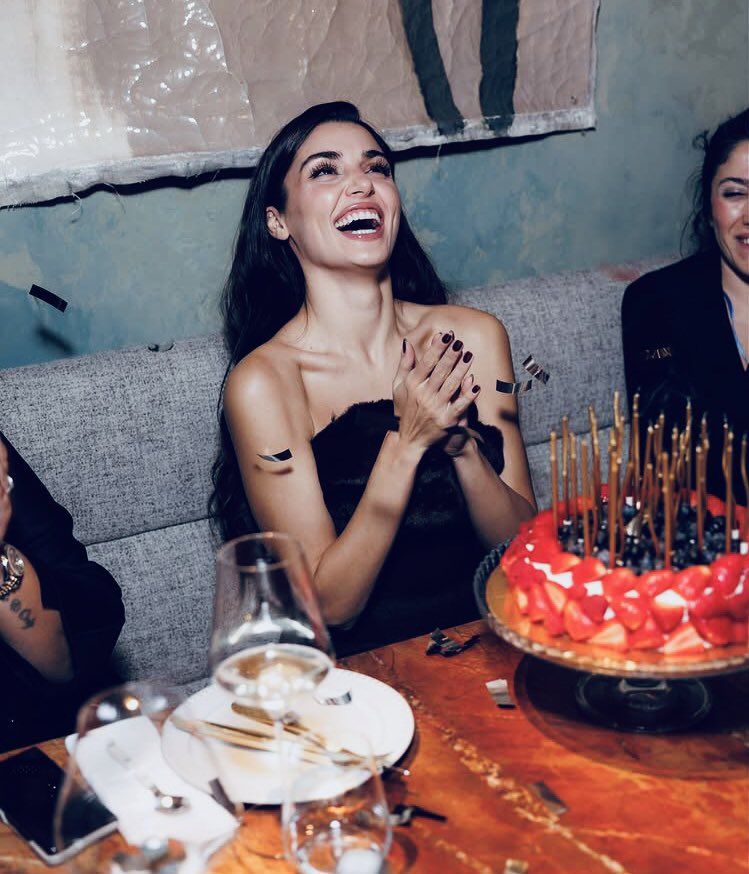Hande Erçel'in doğum günü kutlamaları Moskova'ya taştı 5