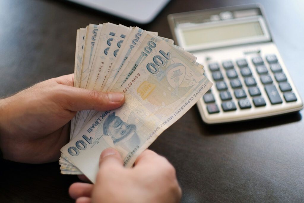 Vergiden, trafik cezaları ve yurt dışı çıkış harcına... Tüm rakamlar değişiyor! Yeniden değerleme oranı belli oldu: Vergi, harç ve cezalara 2026’da yüzde 25,49 zam geliyor... 5