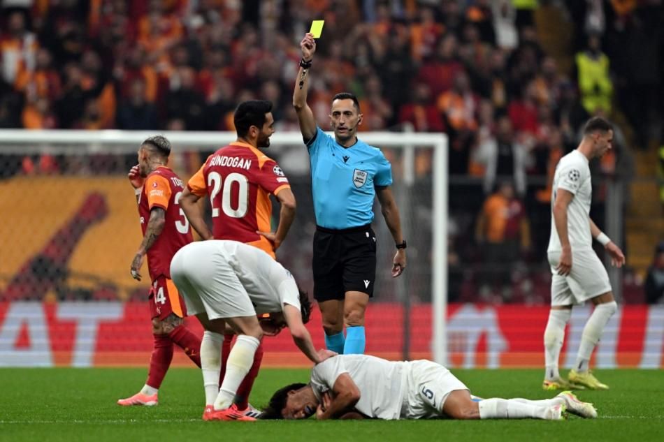 "İspanyol hakemlerin Türk futboluna karşı bir hainliği var! Belki de Atletico maçını düşünerek yaptı" Galatasaray maçı hakemi hakkında şok sözler 5