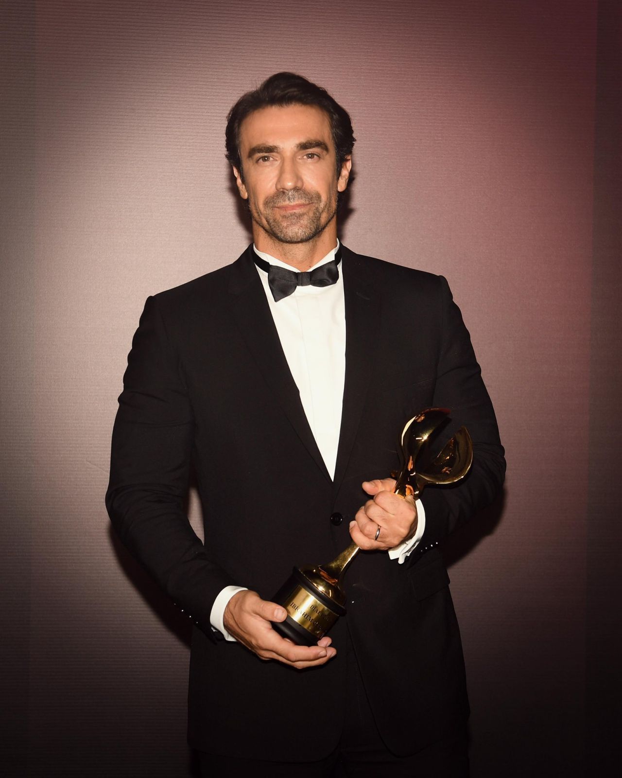 İbrahim Çelikkol, Dubai’de düzenlenen DIAFA Ödülleri’nde ''Uluslararası En İyi Erkek Oyuncu'' seçildi 1