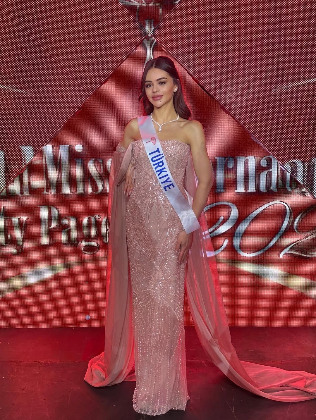 Miss International 2025 sonuçları belli oldu! Kolombiyalı güzel Catalina Duque tacı giymeye hak kazandı! Türkiye temsilcisi Ayşe Sena Şeref, dereceye giremedi 2