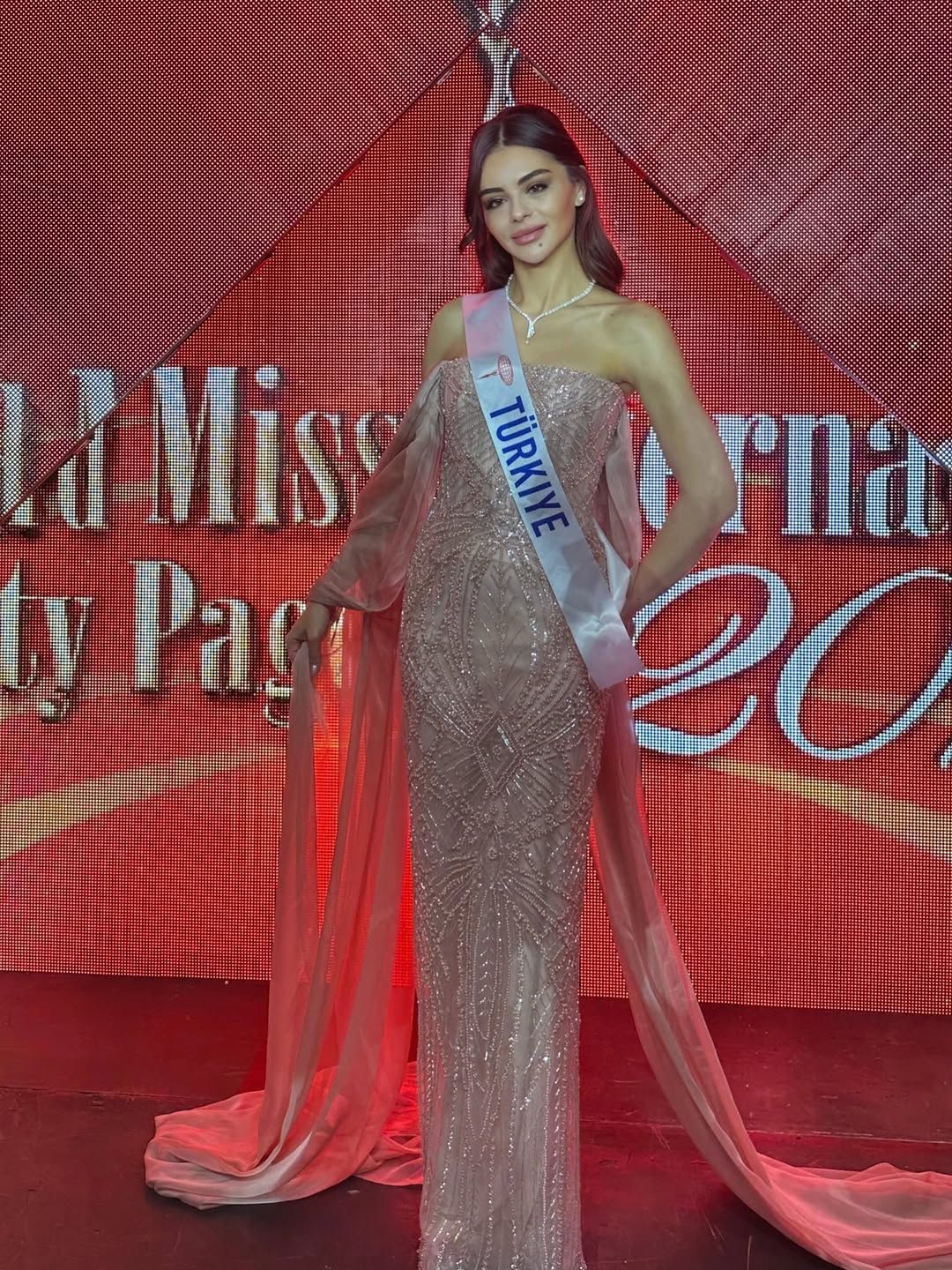 Miss International 2025 sonuçları belli oldu! Kolombiyalı güzel Catalina Duque tacı giymeye hak kazandı! Türkiye temsilcisi Ayşe Sena Şeref, dereceye giremedi 6