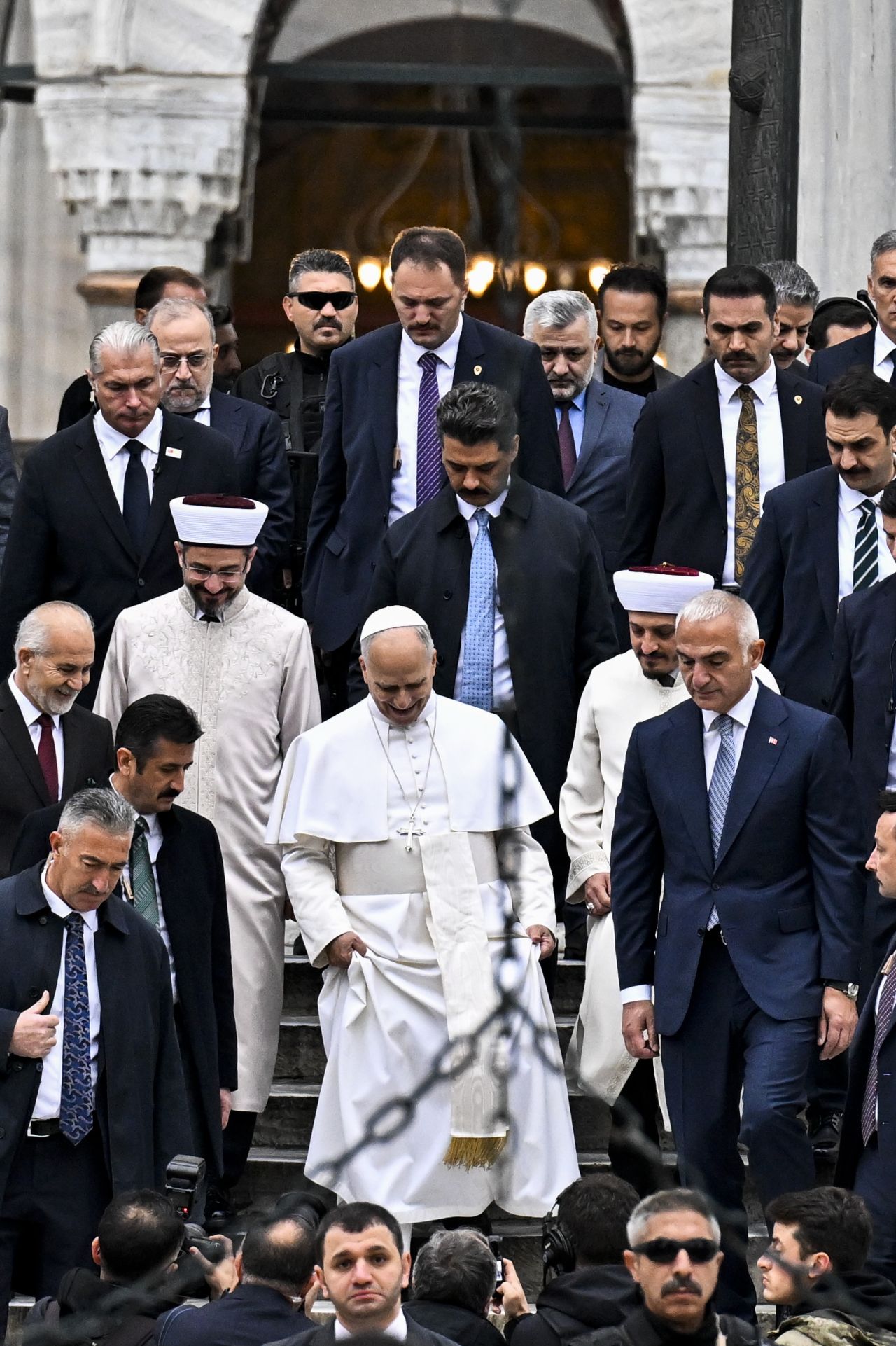 Papa'nın Türkiye temasları sürüyor! 14. Leo'nun ilk durağı Sultanahmet Camisi oldu! Ardından Mor Ephrem Süryani Ortodoks Kilisesi ve Fener Rum Patrikhanesi'ni ziyaret etti 2