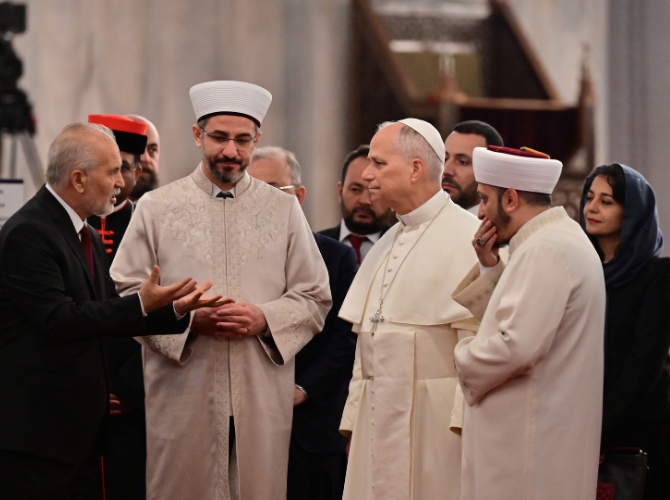 Papa'nın Türkiye temasları sürüyor! 14. Leo'nun ilk durağı Sultanahmet Camisi oldu! Ardından Mor Ephrem Süryani Ortodoks Kilisesi ve Fener Rum Patrikhanesi'ni ziyaret etti 1