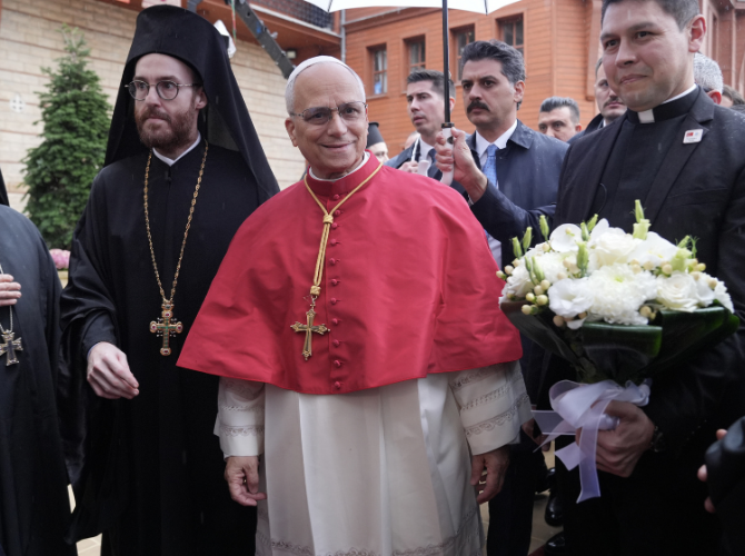 Papa'nın Türkiye temasları sürüyor! 14. Leo'nun ilk durağı Sultanahmet Camisi oldu! Ardından Mor Ephrem Süryani Ortodoks Kilisesi ve Fener Rum Patrikhanesi'ni ziyaret etti 6