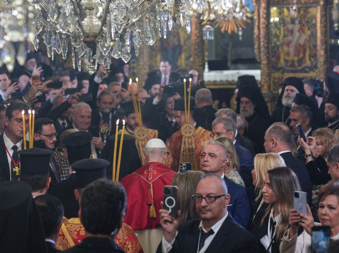 Papa'nın Türkiye temasları sürüyor! 14. Leo'nun ilk durağı Sultanahmet Camisi oldu! Ardından Mor Ephrem Süryani Ortodoks Kilisesi ve Fener Rum Patrikhanesi'ni ziyaret etti 8