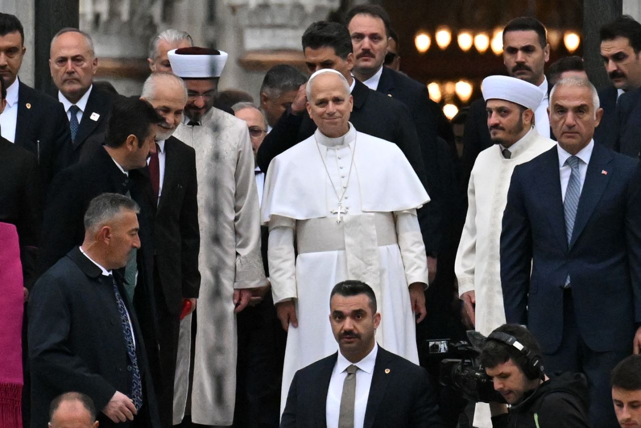 Papa 14. Leo'nun papa seçildikten sonra ilk girdiği cami Sultanahmet Camii oldu! Dikkat çeken detay: Ayakkabılarını çıkarmayı ihmal etmedi 1