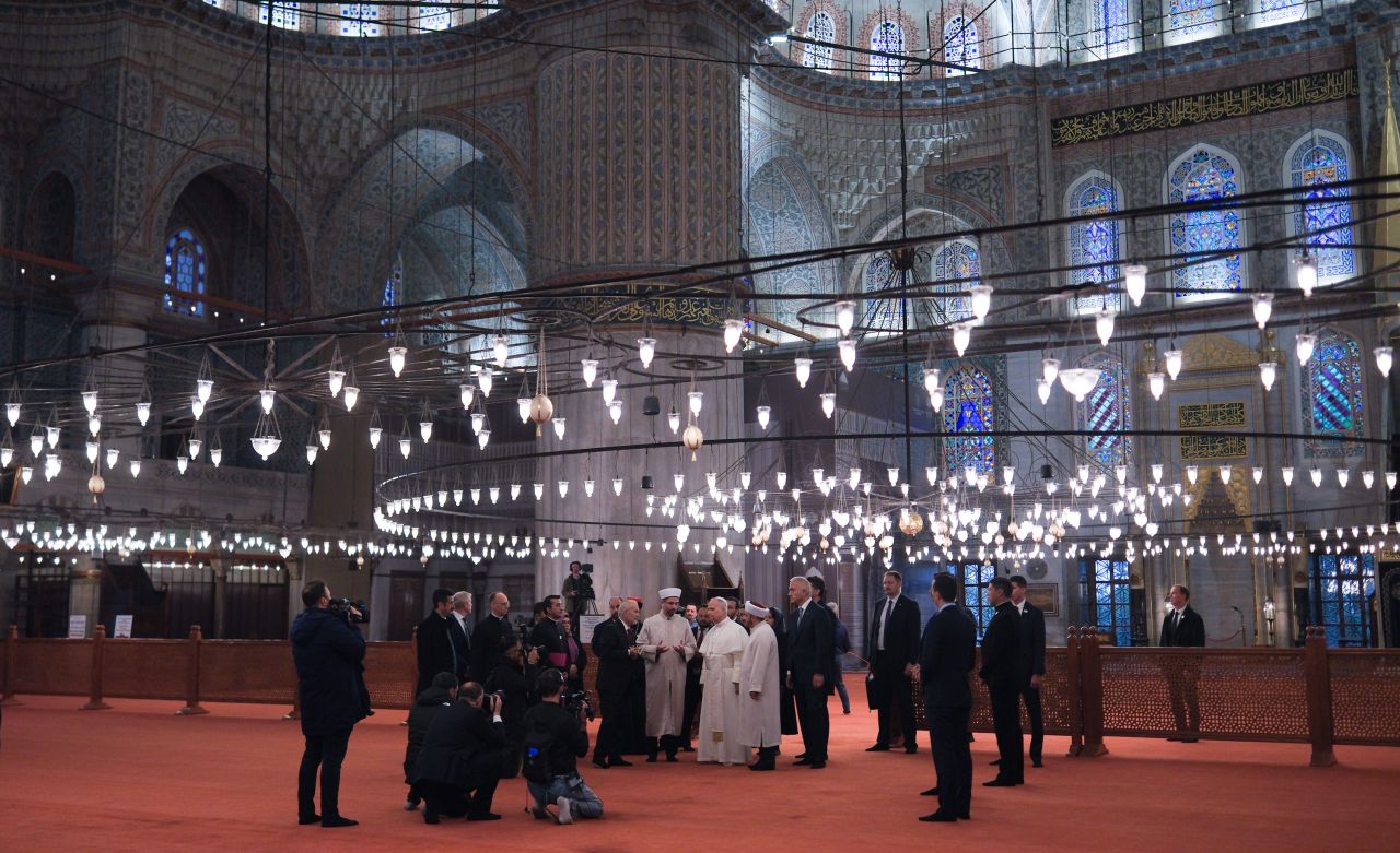 Papa 14. Leo'nun papa seçildikten sonra ilk girdiği cami Sultanahmet Camii oldu! Dikkat çeken detay: Ayakkabılarını çıkarmayı ihmal etmedi 5