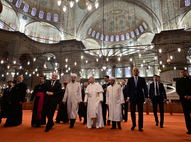 Papa 14. Leo'nun papa seçildikten sonra ilk girdiği cami Sultanahmet Camii oldu! Dikkat çeken detay: Ayakkabılarını çıkarmayı ihmal etmedi 3