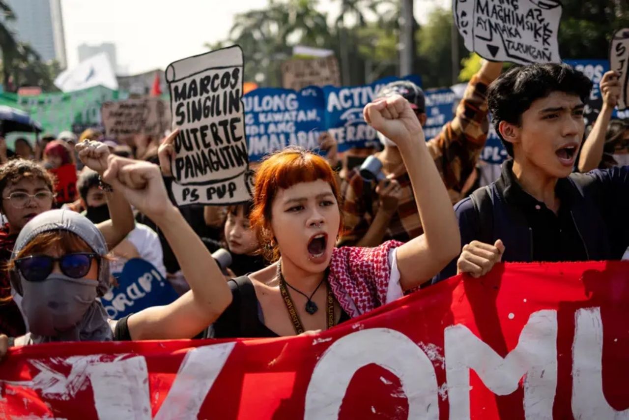Filipinler'de yolsuzluk skandalı büyüyor! Binlerce kişi Manila'da "sorumluları hapse atın" diye yürüdü 4