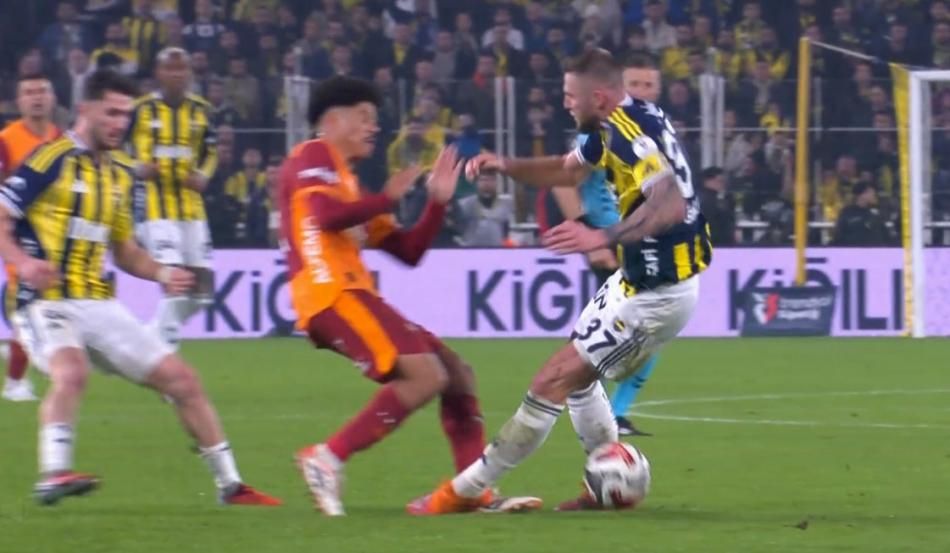 Yasin Kol'dan derbide skandal yönetim! "Galatasaray'ı resmen doğramış! Skriniar atılmalıydı" İşte pozisyon pozisyon yorumlar... 22