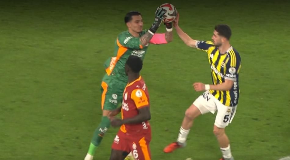 Yasin Kol'dan derbide skandal yönetim! "Galatasaray'ı resmen doğramış! Skriniar atılmalıydı" İşte pozisyon pozisyon yorumlar... 18