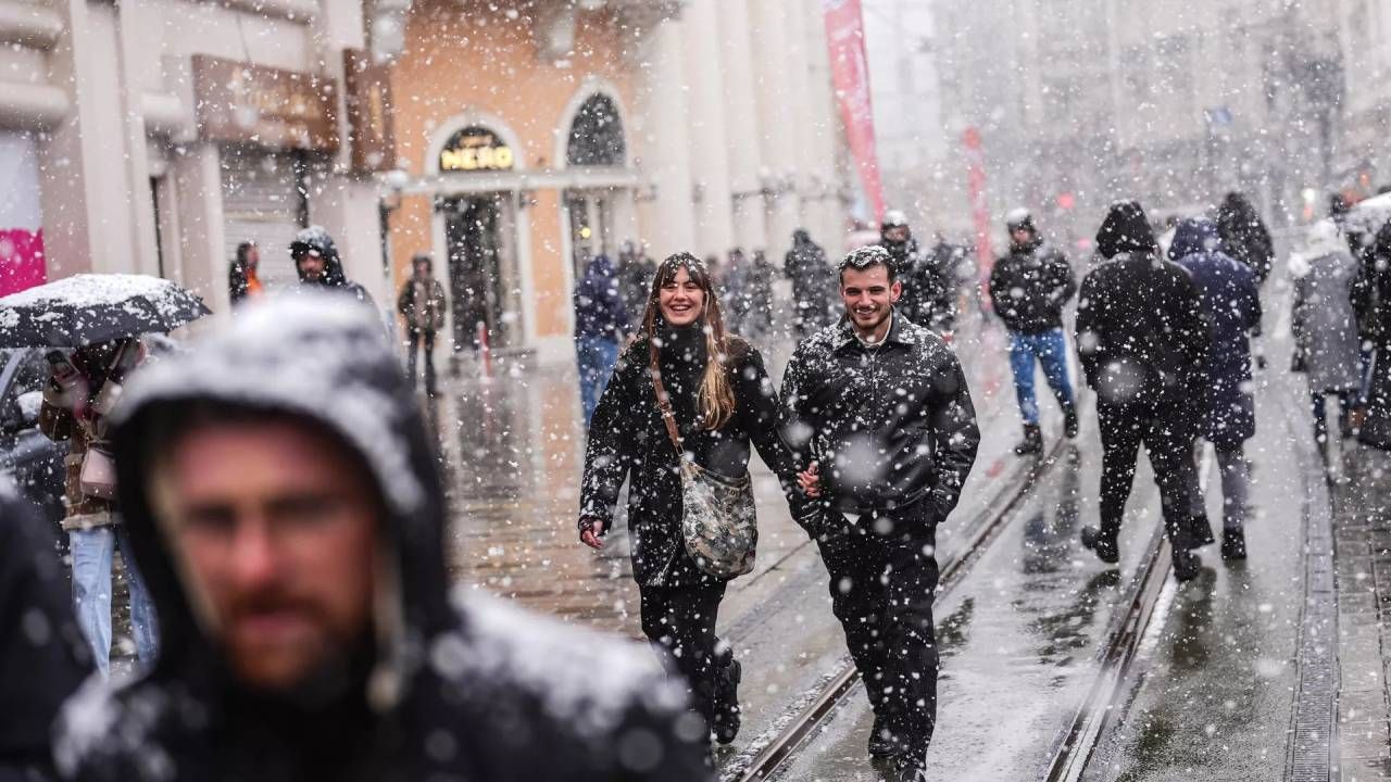 Kış sert geçecek! İstanbul’da kar alarmı! AKOM yoğun yağış için tarih verdi 3
