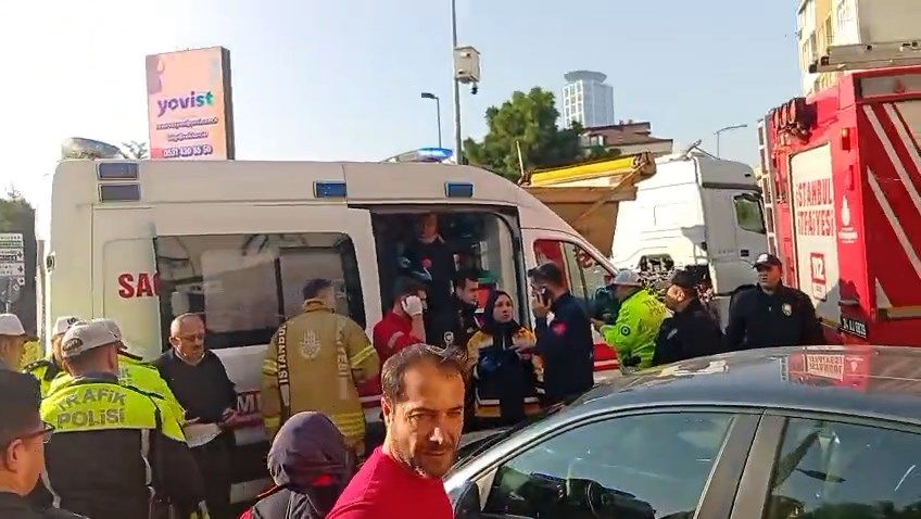 İstanbul’da İETT yine kaza yaptı: Üsküdar’da otobüs börekçiye daldı, 4 yaralı var! 3