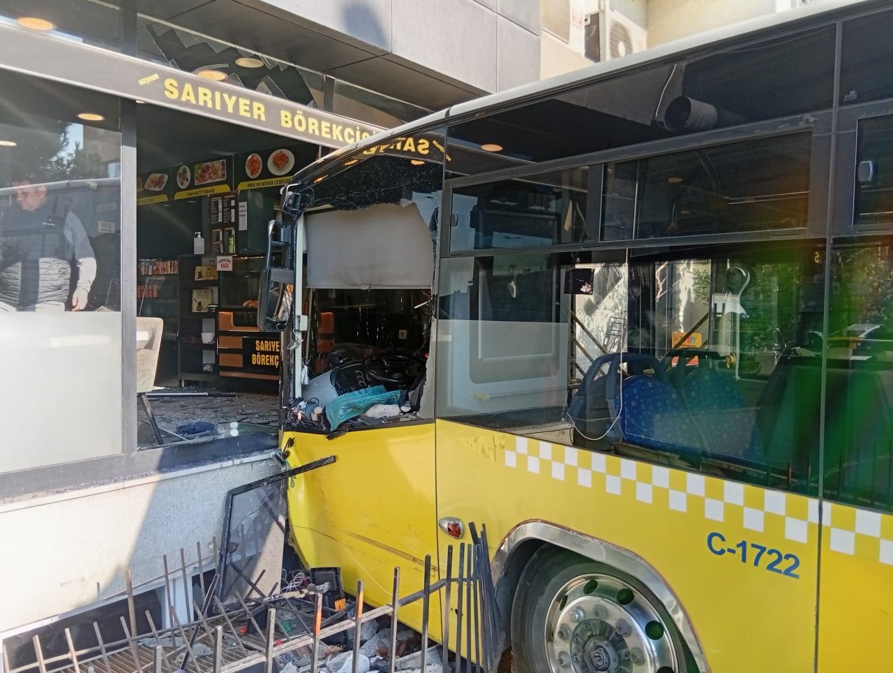 İstanbul’da İETT yine kaza yaptı: Üsküdar’da otobüs börekçiye daldı, 4 yaralı var! 1
