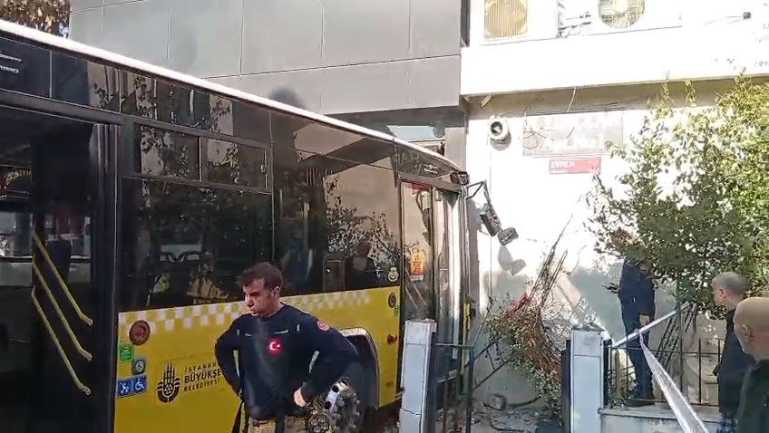 İstanbul’da İETT yine kaza yaptı: Üsküdar’da otobüs börekçiye daldı, 4 yaralı var! 2